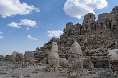 Türkiye: Nemrut Dağı'nın doğu terası, M.Ö. 62 yılında Virangen Kralı Antakya I Theos'un kendi ve Yunan, Ermeni ve Ortanca tanrılarının dev heykellerinin kuşattığı bir mezar-kutsal alan inşa ettiği