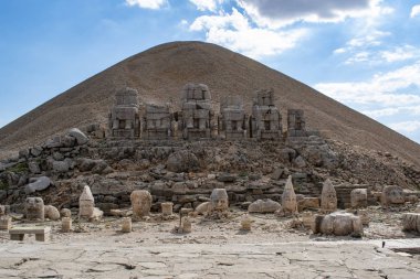 Türkiye: Nemrut Dağı'nın doğu terası, M.Ö. 62 yılında Virangen Kralı Antakya I Theos'un kendi ve Yunan, Ermeni ve Ortanca tanrılarının dev heykellerinin kuşattığı bir mezar-kutsal alan inşa ettiği