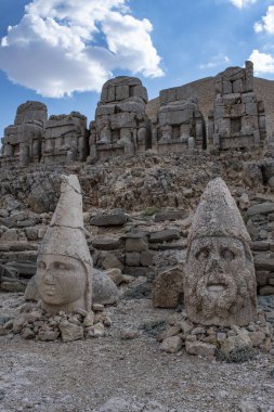 Türkiye: Nemrut Dağı'nın doğu terası, M.Ö. 62 yılında Virangen Kralı Antakya I Theos'un kendi ve Yunan, Ermeni ve Ortanca tanrılarının dev heykellerinin kuşattığı bir mezar-kutsal alan inşa ettiği