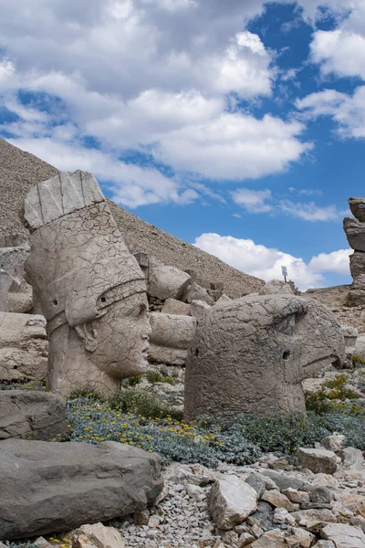 님루트 입구의 테라스 Bce 안티오커스 Theos 신들의 거대한 동상으로 둘러싸인 — 스톡 사진