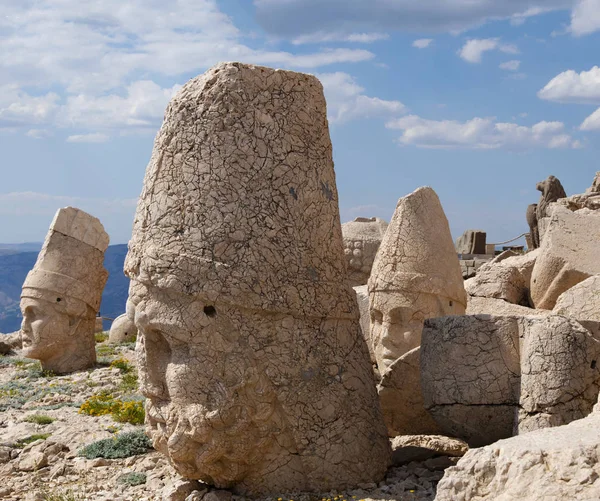 님루트 입구의 테라스 Bce 안티오커스 Theos 신들의 거대한 동상으로 둘러싸인 — 스톡 사진