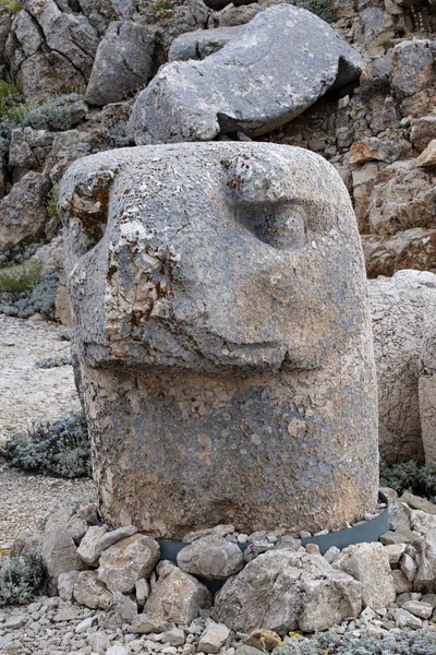 トルコ ネムルット ダギの東のテラス ネムルット山 62年にコンマジーンの王アンティオコスIテオスは 自分自身とギリシャ アルメニア 中央の神々の巨大な彫像に隣接する墓の聖域を建てました — ストック写真
