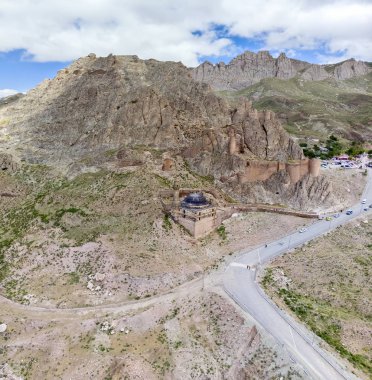 Eski Bayezid Camii'nin havadan görünümü, İshak Paşa Sarayı, Doğubayazıt mahallesi yakınında bulunan cami. Türkiye, Asya. Eski Beyazıt Kalesi ve Camii