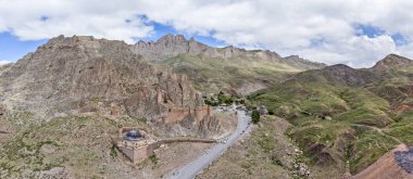 Eski Bayezid Camii'nin havadan görünümü, İshak Paşa Sarayı, Doğubayazıt mahallesi yakınında bulunan cami. Türkiye, Asya. Eski Beyazıt Kalesi ve Camii