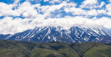 Türkiye, Orta Doğu: Ağrı Dağı'nın nefes kesen manzarası, Türkiye'nin en yüksek dağı olan, Hıristiyanlıkta, karla kaplı ve hareketsiz bir bileşik volkan olan Nuh'un Gemisi'nin dinlenme yeri olarak kabul edilen