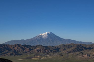 Türkiye, Orta Doğu: Ağrı Dağı'nın nefes kesen manzarası, Türkiye'nin en yüksek dağı olan, Hıristiyanlıkta, karla kaplı ve hareketsiz bir bileşik volkan olan Nuh'un Gemisi'nin dinlenme yeri olarak kabul edilen