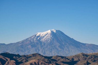 Türkiye, Orta Doğu: Ağrı Dağı'nın nefes kesen manzarası, Türkiye'nin en yüksek dağı olan, Hıristiyanlıkta, karla kaplı ve hareketsiz bir bileşik volkan olan Nuh'un Gemisi'nin dinlenme yeri olarak kabul edilen