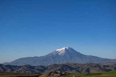Türkiye, Orta Doğu: Ağrı Dağı'nın nefes kesen manzarası, Türkiye'nin en yüksek dağı olan, Hıristiyanlıkta, karla kaplı ve hareketsiz bir bileşik volkan olan Nuh'un Gemisi'nin dinlenme yeri olarak kabul edilen