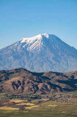 Türkiye, Orta Doğu: Ağrı Dağı'nın nefes kesen manzarası, Türkiye'nin en yüksek dağı olan, Hıristiyanlıkta, karla kaplı ve hareketsiz bir bileşik volkan olan Nuh'un Gemisi'nin dinlenme yeri olarak kabul edilen