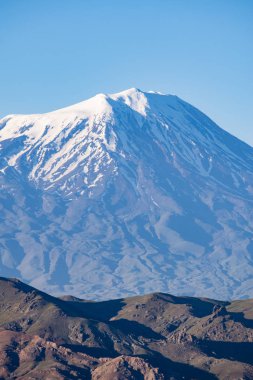 Türkiye, Orta Doğu: Ağrı Dağı'nın nefes kesen manzarası, Türkiye'nin en yüksek dağı olan, Hıristiyanlıkta, karla kaplı ve hareketsiz bir bileşik volkan olan Nuh'un Gemisi'nin dinlenme yeri olarak kabul edilen