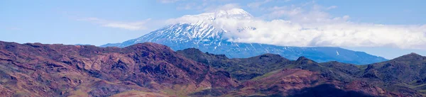 トルコ アララト山 アグリダギ トルコの極端な東の最高峰 ノアの箱舟の休息地としてキリスト教で受け入れられている 雪に覆われた休眠の複合火山の息をのむような眺め — ストック写真
