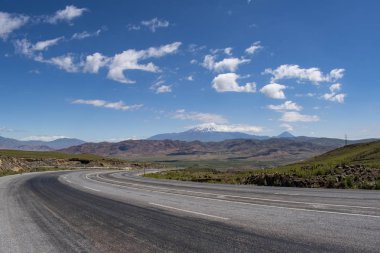 Türkiye, Orta Doğu: Ağrı Dağı manzaralı Doğubayazıt'tan Van Gölü'ne giden yol, Ağrı Dağı, Türkiye'nin en yüksek dağı, Nuh'un Gemisi'nin Hıristiyanlık için dinlenme yeri, karla kaplı ve hareketsiz bir yanardağ