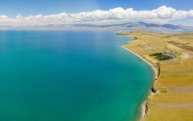 Türkiye'nin en büyük gölü olan Van Gölü'nün havadan görünümü, van ve Bitlis illerinde bu ülkenin uzak doğusunda yer almaktadır. Kristal berraklığındaki sulara bakan tarlalar ve kayalıklar