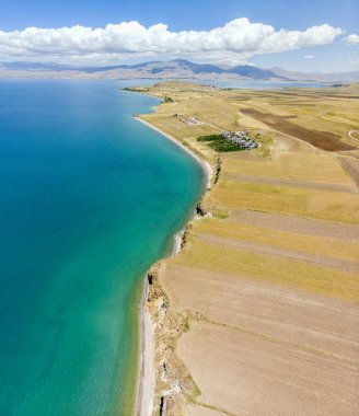 Türkiye'nin en büyük gölü olan Van Gölü'nün havadan görünümü, van ve Bitlis illerinde bu ülkenin uzak doğusunda yer almaktadır. Kristal berraklığındaki sulara bakan tarlalar ve kayalıklar. 