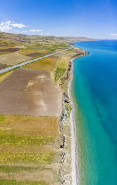 Türkiye 'nin en büyük gölü olan Van Gölü 'nün havadan görünümü, Van ve Bitlis illerinde o ülkenin uzak doğusunda yer almaktadır. Berrak sulara bakan alanlar ve kayalıklar. Göl boyunca yollar