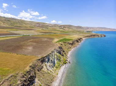 Türkiye 'nin en büyük gölü olan Van Gölü 'nün havadan görünümü, Van ve Bitlis illerinde o ülkenin uzak doğusunda yer almaktadır. Berrak sulara bakan alanlar ve kayalıklar. Göl boyunca yollar