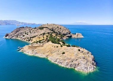 Akdamar Kutsal Haç Kilisesi'nin havadan görünümü, Anadolu'nun gizli anıtları. Van Gölü'ndeki Akdamar Adası, Türkiye'nin doğusunda. Akdamar Kilisesi, hikayelerini İncil ve Tevrat'tan alan son derece zengin taş kabartmaları ile dikkat çekicidir.. 