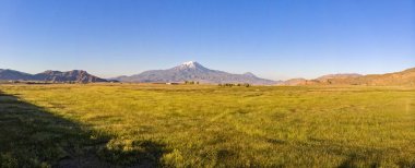 Ağrı Dağı' nın havadan görünümü, Ağrı Dağı. Türkiye'nin en yüksek dağı Ağrı ve Iğdır bölgesi sınırındadır. Arka planda Nuh'un Gemisi' nin dinlenme yeri Doğubayazıt