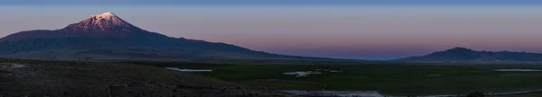 土耳其 阿拉拉特山的壮丽日落 阿格里达吉 土耳其最东面最高的山 被基督教接受为诺亚方舟的安息地 白雪覆盖和休眠的复合火山 — 图库照片