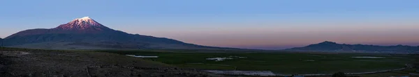 土耳其 阿拉拉特山的壮丽日落 阿格里达吉 土耳其最东面最高的山 被基督教接受为诺亚方舟的安息地 白雪覆盖和休眠的复合火山 — 图库照片