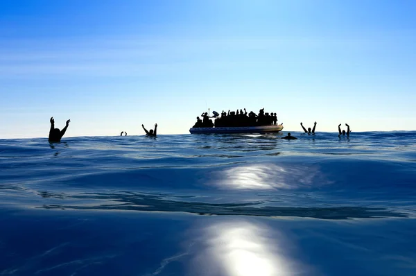 Vluchtelingen Een Grote Rubberen Boot Het Midden Van Zee Die — Stockfoto