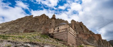 Doğubayazıt, Türkiye, Orta Doğu: Eski Bayezid Cami'nin panoramik manzarası, ünlü İshak Paşa Sarayı'nın yakınında bulunan cami, eski Kale Eski Beyazıt'ın dağlara giden yolu üzerinde