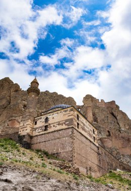 Doğubayazıt, Türkiye, Orta Doğu: Eski Bayezid Cami'nin panoramik manzarası, ünlü İshak Paşa Sarayı'nın yakınında bulunan cami, eski Kale Eski Beyazıt'ın dağlara giden yolu üzerinde