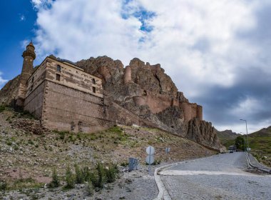 Doğubayazıt, Türkiye, Orta Doğu: Eski Bayezid Cami'nin panoramik manzarası, ünlü İshak Paşa Sarayı'nın yakınında bulunan cami, eski Kale Eski Beyazıt'ın dağlara giden yolu üzerinde