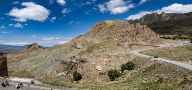 Doğubayazıt, Türkiye, Orta Doğu: Eski Bayezid Cami'nin panoramik manzarası, ünlü İshak Paşa Sarayı'nın yakınında bulunan cami, eski Kale Eski Beyazıt'ın dağlara giden yolu üzerinde