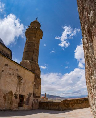 Doğubayazıt, Türkiye, Orta Doğu: Eski Bayezid Cami ve İshak Paşa Sarayı'nın minaresi, Osmanlı dönemi yarı yıkık saray ve idari kompleksi (1685-1784), günümüze ulaşan tarihi Türk sarayları örneği