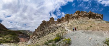 Doğubayazıt, Türkiye, Orta Doğu: Eski Beyazıt Kalesi'nin yanındaki kayalara kadar uzanan patikanın panoramik ve nefes kesen manzarası, İshak Paşa Sarayı ve Eski Bayezid Camicamii yakınında