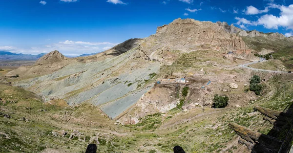 Doğubayazıt, Türkiye, Orta Doğu: İshak Paşa Sarayı'ndaki Oriel odasının terasından manzara, Osmanlı döneminin yarı yıkık sarayı (1685-1784), insan, aslan ve kartaldan oluşan ahşap kirişlerin ayrıntıları