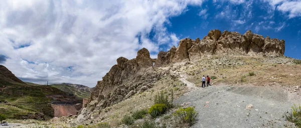 Doğubayazıt, Türkiye, Orta Doğu: Eski Beyazıt Kalesi'nin yanındaki kayalara kadar uzanan patikanın panoramik ve nefes kesen manzarası, İshak Paşa Sarayı ve Eski Bayezid Camicamii yakınında