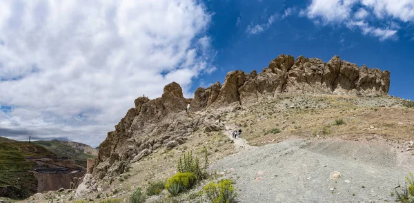 Doğubayazıt, Türkiye, Orta Doğu: Eski Beyazıt Kalesi'nin yanındaki kayalara kadar uzanan patikanın panoramik ve nefes kesen manzarası, İshak Paşa Sarayı ve Eski Bayezid Camicamii yakınında