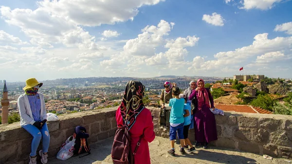 Vista Panorámica Las Murallas Del Castillo Ankara Kalesi Gente Caminando — Foto de Stock