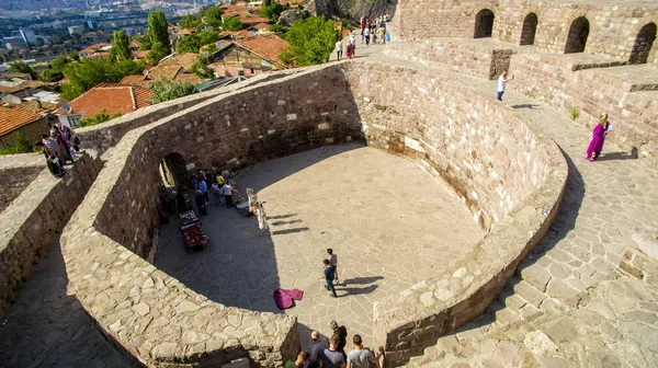 Vista Panorámica Las Murallas Del Castillo Ankara Kalesi Gente Caminando —  Fotos de Stock