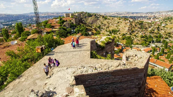 Vista Panorámica Las Murallas Del Castillo Ankara Kalesi Gente Caminando —  Fotos de Stock