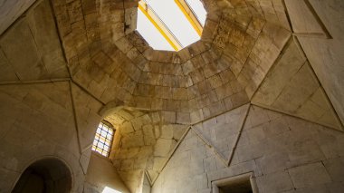 İshak Paşa Sarayı, iç mekanları, süslemeleri ve kabartmaları, oyma taş. İç mimari. Ülkenin en görkemli tarihi yapılarından biridir. Türkiye'nin doğusunda ağrı ili Doğubeyazıt ilçesi