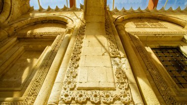 İshak Paşa Sarayı, iç mekanları, süslemeleri ve kabartmaları, oyma taş. İç mimari. Ülkenin en görkemli tarihi yapılarından biridir. Türkiye'nin doğusunda ağrı ili Doğubeyazıt ilçesi