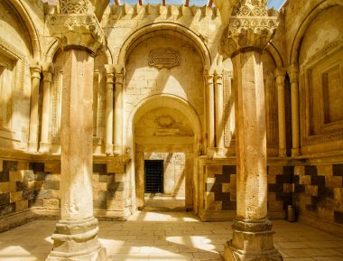 İshak Paşa Sarayı, iç mekanları, süslemeleri ve kabartmaları, oyma taş. İç mimari. Ülkenin en görkemli tarihi yapılarından biridir. Türkiye'nin doğusunda ağrı ili Doğubeyazıt ilçesi