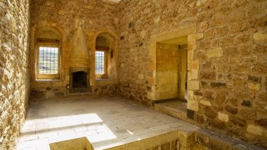 İshak Paşa Sarayı, iç mekanları, süslemeleri ve kabartmaları, oyma taş. İç mimari. Ülkenin en görkemli tarihi yapılarından biridir. Türkiye'nin doğusunda ağrı ili Doğubeyazıt ilçesi