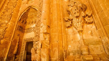 İshak Paşa Sarayı, iç mekanları, süslemeleri ve kabartmaları, oyma taş. İç mimari. Ülkenin en görkemli tarihi yapılarından biridir. Türkiye'nin doğusunda ağrı ili Doğubeyazıt ilçesi