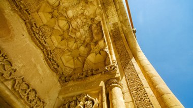 İshak Paşa Sarayı, iç mekanları, süslemeleri ve kabartmaları, oyma taş. İç mimari. Ülkenin en görkemli tarihi yapılarından biridir. Türkiye'nin doğusunda ağrı ili Doğubeyazıt ilçesi