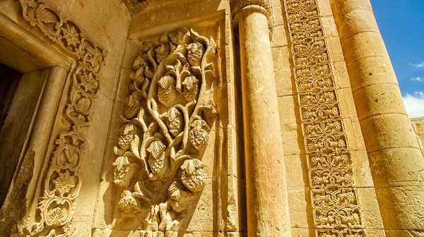 İshak Paşa Sarayı, iç mekanları, süslemeleri ve kabartmaları, oyma taş. İç mimari. Ülkenin en görkemli tarihi yapılarından biridir. Türkiye'nin doğusunda ağrı ili Doğubeyazıt ilçesi