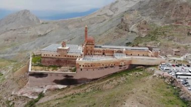 İshak Paşa Sarayı'nın havadan görünümü, Türkiye'nin doğusundaki Doğubeyazıt'ta yer alan yarı yıkık bir saray ve idari komplekstir. Osmanlı, Pers ve Ermeni mimari tarzı
