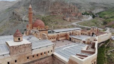 İshak Paşa Sarayı'nın havadan görünümü, Türkiye'nin doğusundaki Doğubeyazıt'ta yer alan yarı yıkık bir saray ve idari komplekstir. Osmanlı, Pers ve Ermeni mimari tarzı