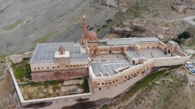 İshak Paşa Sarayı'nın havadan görünümü, Türkiye'nin doğusundaki Doğubeyazıt'ta yer alan yarı yıkık bir saray ve idari komplekstir. Osmanlı, Pers ve Ermeni mimari tarzı