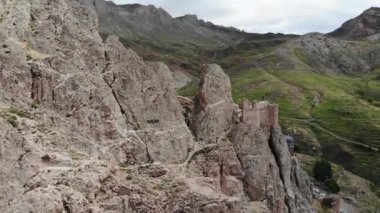 Eski Bayezd Cami ve İshak Paşa Sarayı yakınlarındaki dağda inşa edilen Doğubayazıt kalesikalıntılarının havadan görünümü. Doğu Türkiye