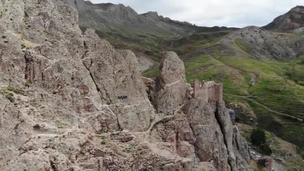 Vista Aérea Las Ruinas Del Castillo Dogubayazit Construido Montaña Cerca — Vídeo de stock