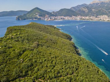 Sveti Nikola havadan görünümü, Budva adası, Karadağ. Şeffaf denize bakan dik kayalıklar ile pürüzlü kıyıları. Vahşi doğa ve Akdeniz makileri